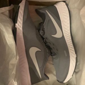 Brand new Nike Revolution 5